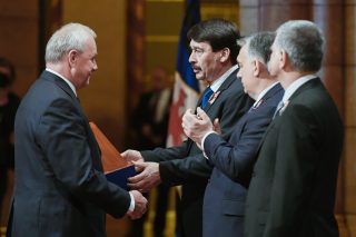 Budapest, 2019. március 15. Dr. Sótonyi Péter Tamás, a Magyar Tudományos Akadémia doktora, az Állatorvostudományi Egyetem rektora (b) átveszi a Széchenyi-díjat Áder János köztársasági elnöktõl a Kossuth- és Széchenyi-díjak, valamint a Magyar Érdemrend kitüntetéseinek ünnepélyes átadásán, az 1848-49-es forradalom és szabadságharc évfordulója alkalmából a Parlament kupolacsarnokában 2019. március 15-én. Az államfõ mellett Orbán Viktor miniszterelnök (j2) és Kövér László, az Országgyûlés elnöke (j). MTI/Koszticsák Szilárd