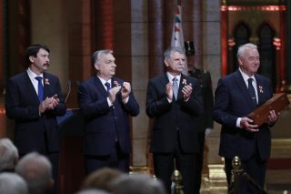 Budapest, 2019. március 15. Dr. Sótonyi Péter Tamás, a Magyar Tudományos Akadémia doktora, az Állatorvostudományi Egyetem rektora (j), miután átvette a Széchenyi-díjat Áder János köztársasági elnöktõl (b) a Kossuth- és Széchenyi-díjak, valamint a Magyar Érdemrend kitüntetéseinek ünnepélyes átadásán, az 1848-49-es forradalom és szabadságharc évfordulója alkalmából a Parlament kupolacsarnokában 2019. március 15-én. Az államfõ mellett Orbán Viktor miniszterelnök (b2) és Kövér László, az Országgyûlés elnöke (j2). MTI/Illyés Tibor